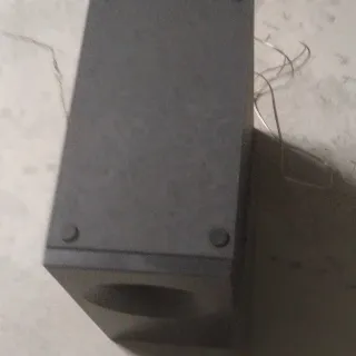 Altavoz negro y marrón