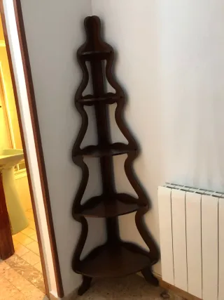 Estantería de madera oscura con ruedas