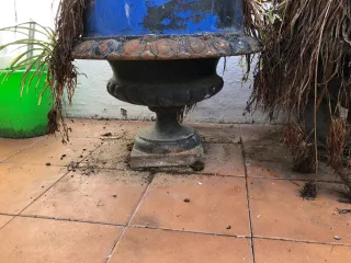 Estantería de madera oscura con ruedas