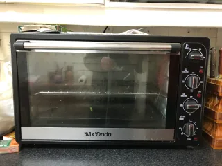 Estantería de madera oscura con ruedas