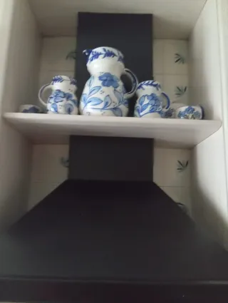 Estantería de madera oscura con ruedas