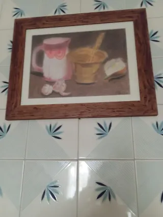 Estantería de madera oscura con ruedas