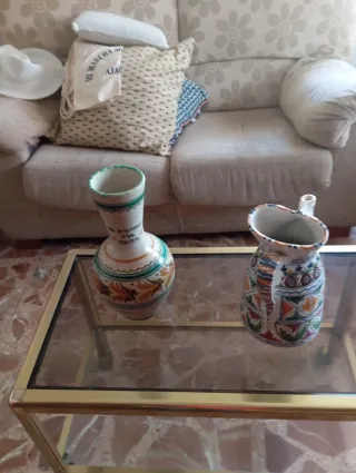 Estantería de madera oscura con ruedas