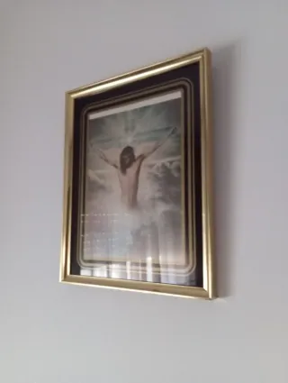 Estantería de madera oscura con ruedas