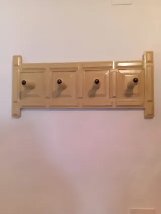 Estantería de madera oscura con ruedas