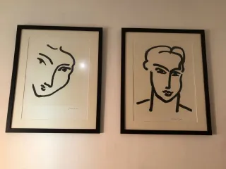 Estantería de madera oscura con ruedas