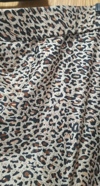 Falda midi estampado leopardo