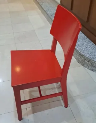 Silla de madera color rojo. 91x42x38