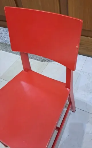 Silla de madera color rojo. 91x42x38