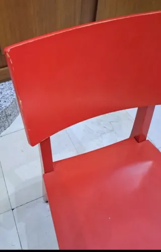 Silla de madera color rojo. 91x42x38