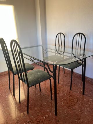 Mesa de comedor cristal y metal negro.