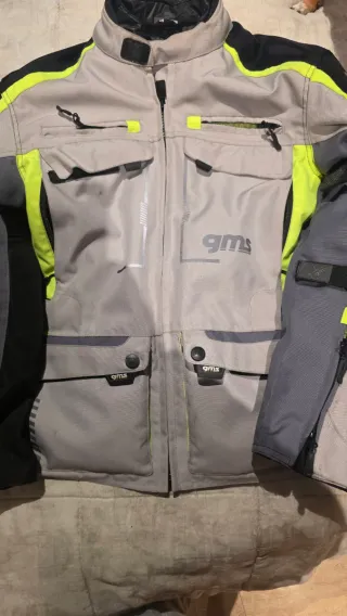 Chaqueta de moto GMS gris y flúor