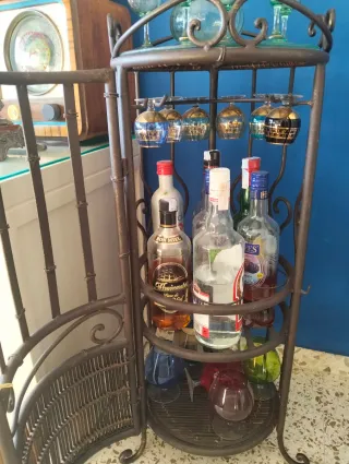 Botellero metálico con mimbre y cristal