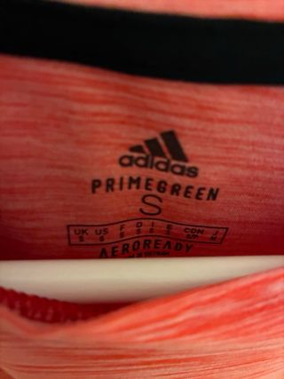 Camiseta Adidas Roja y pantalón nike gris