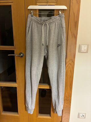 Camiseta Adidas Roja y pantalón nike gris