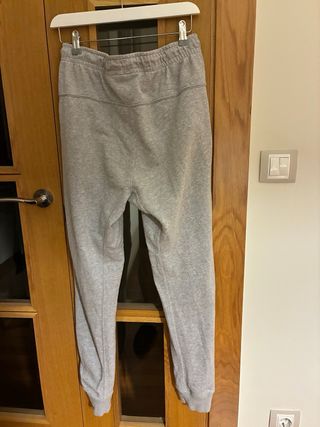 Camiseta Adidas Roja y pantalón nike gris