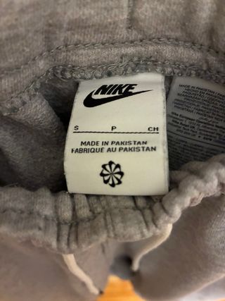 Camiseta Adidas Roja y pantalón nike gris