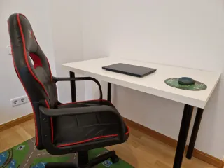 Mesa Ikea Negra con Silla Gaming Negra