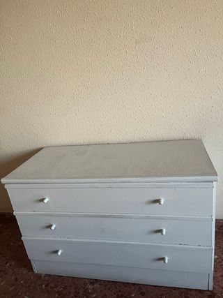 Mueble cajonero de madera beige y blanco