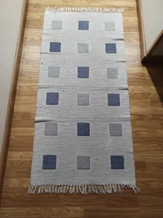 Alfombra de tela con cuadros azules y blancos