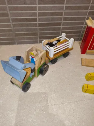 Granja de madera con tractor y accesorios