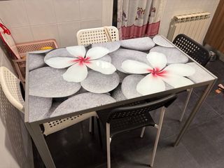 Mesa de cocina con diseño de flores