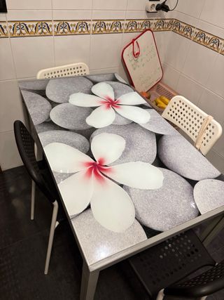 Mesa de cocina con diseño de flores
