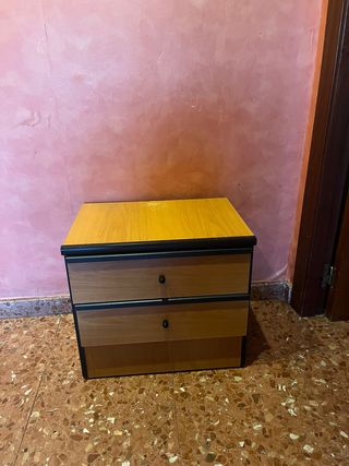 Mesilla de noche con cajones