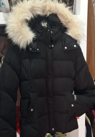 Chaquetón negro con capucha de pelo