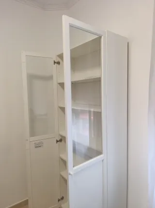 Armario blanco con puertas de cristal