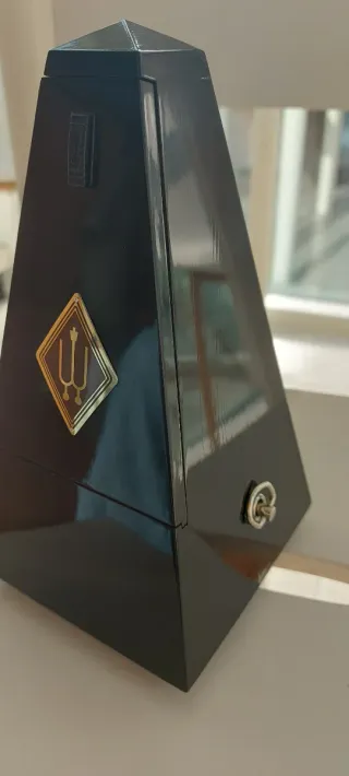 Metrónomo antiguo de madera  años 70-80