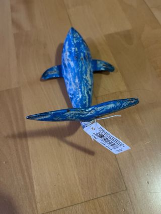 Figura de madera de tiburón azul