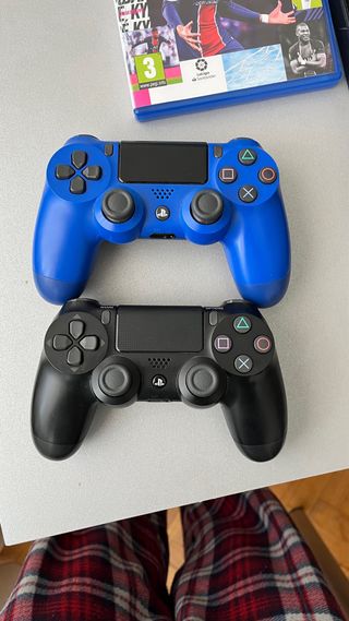 PS4 (PlayStation 4) con 2 Mandos y Juegos