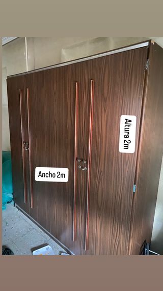 Armario de madera marrón