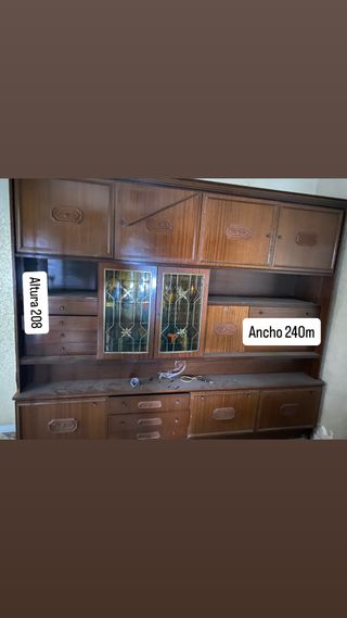 Armario de madera marrón