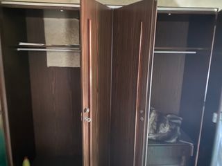 Armario de madera marrón