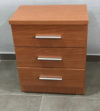 Cómoda de madera oscura con 3 cajones