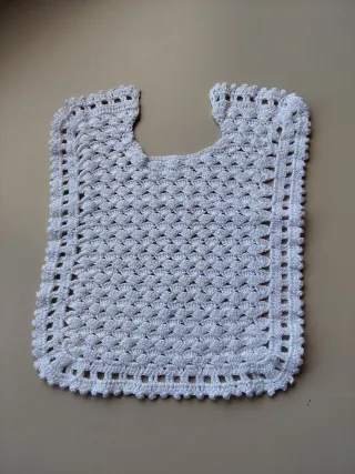 Babero crochet blanco bebé 0-3 meses