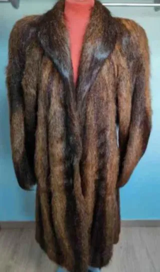 Abrigo de piel marrón y multicolor