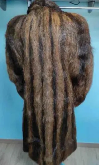 Abrigo de piel marrón y multicolor