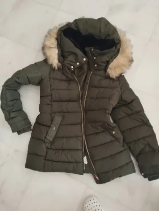 Chaquetón Zara verde militar con capucha