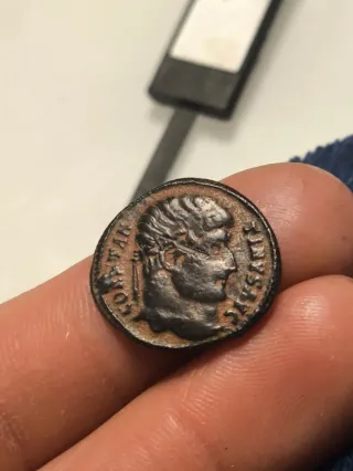 Moneda Romana Follis Constantino puerta campamento