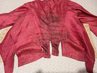 Chaquetilla antigua rosa con detalles dorados