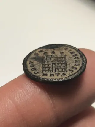 Moneda Romana Licino Puerta Campamento
