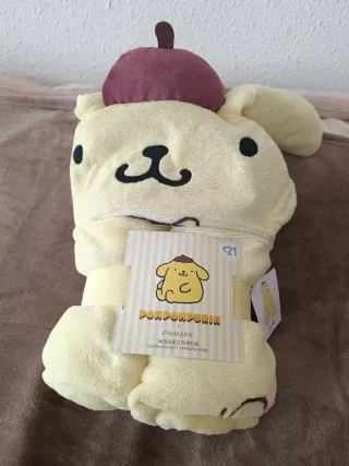 Manta amarilla con capucha Pompompurin x Primark