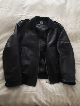 Cazadora de cuero negra