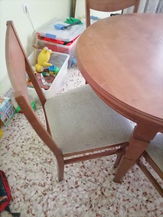 Mesa extensible y 4 sillas comedor