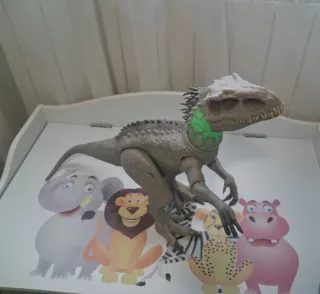 Dinosaurio de juguete gris