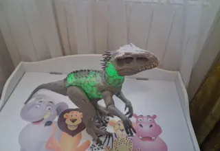 Dinosaurio de juguete gris