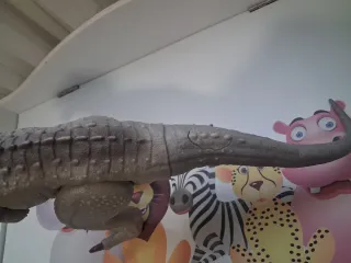 Dinosaurio de juguete gris